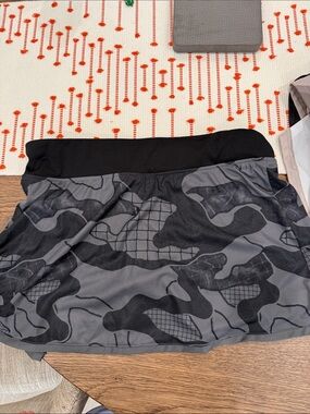 Women’s Active Skirt in Black and Gray